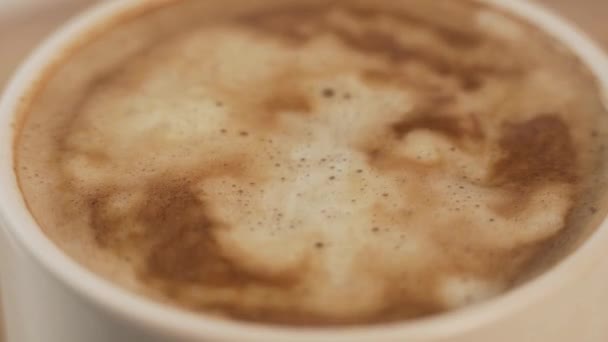 Arriba Gotas Leche Tibia Cayendo Taza Cerámica Blanca Capuchino Aromático — Vídeo de stock