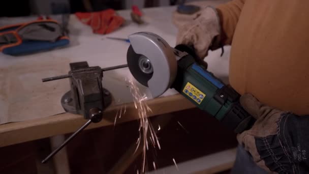 Erntehelfer Schutzhandschuhen Und Helm Bei Der Arbeit Dunkler Werkstatt — Stockvideo