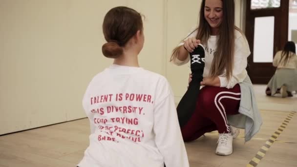 Entraîneuse Souriante Vêtements Sport Aidant Fille Gaie Avec Les Jambes — Video