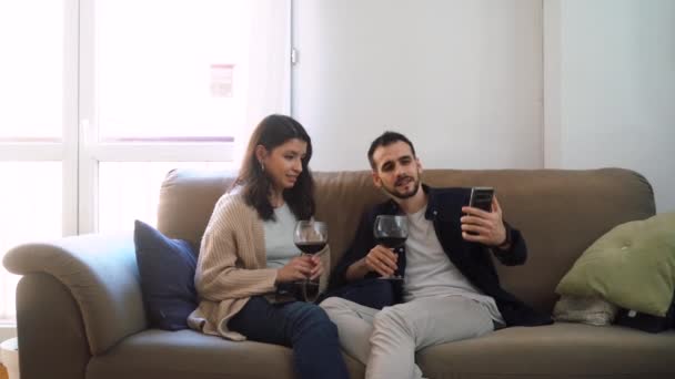 Περιεχόμενο Ζευγάρι Κάθεται Καναπέ Ποτήρια Κρασιού Και Λαμβάνοντας Αυτο Πορτρέτο — Αρχείο Βίντεο