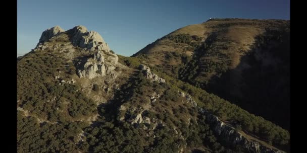 Vue Dessus Drone Paysage Pittoresque Vallée Vallonnée Verdoyante Avec Forêt — Video