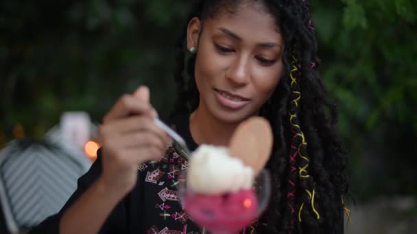 Счастливая Молодая Привлекательная Афро Латиноамериканка Дредами Поедающая Мороженое Ресторане — стоковое видео