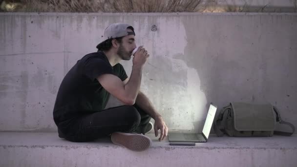 Jeune Homme Décontracté Assis Sur Banc Béton Utilisant Ordinateur Portable — Video