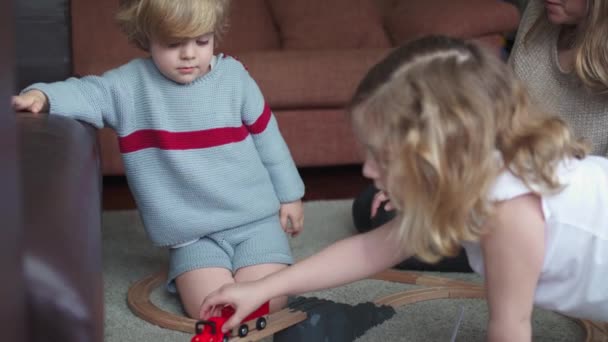 Jonge Vrouw Met Kleine Zoon Dochter Spelen Met Speelgoed Weg — Stockvideo