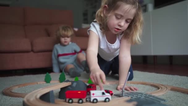 Schattig Klein Krullend Haar Broers Zussen Zitten Vloer Spelen Met — Stockvideo