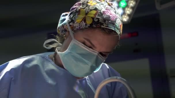 手術室で働く女性外科医 — ストック動画