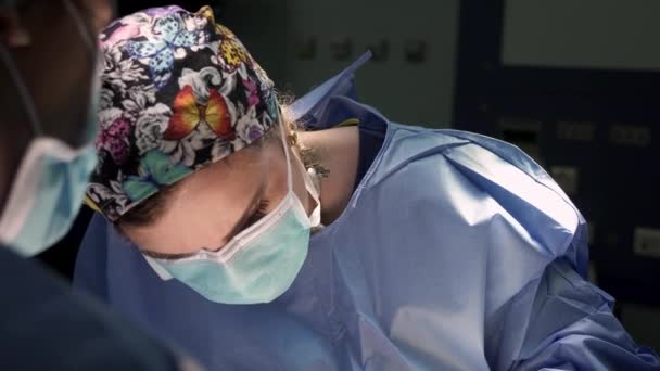 Ameliyathanede Çalışan Kadın Cerrah — Stok video