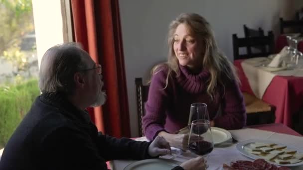 Altes Paar Spricht Beim Gemeinsamen Abendessen Tisch Mit Gerichten Und — Stockvideo