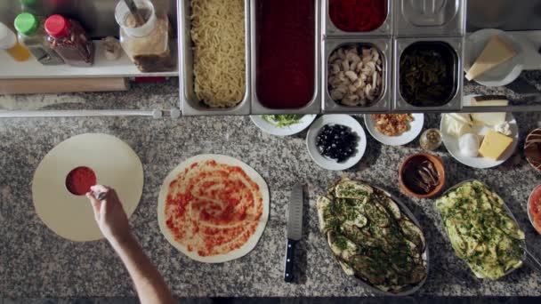 Vista Superior Del Chef Anónimo Recortado Vertiendo Extendiendo Salsa Tomate — Vídeo de stock