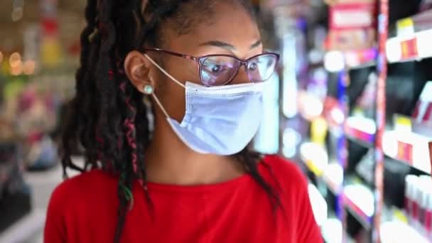 Afro Latina Jovem Mulher Vestindo Uma Máscara Facial Compras Compõem — Vídeo de Stock