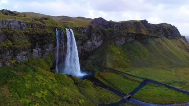 Incredibile Vista Drone Potenti Cascate Scogliere Verdi Vicino Insediamento Nella — Video Stock