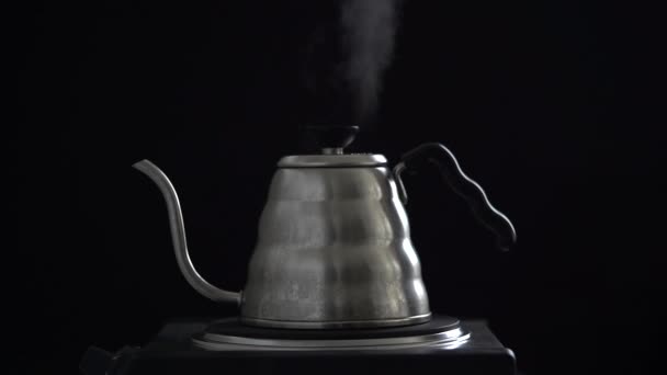 Анонимный Урожай Принимающий Металлический Гусиный Чайник Кипящей Водой Печи Приготовлении — стоковое видео