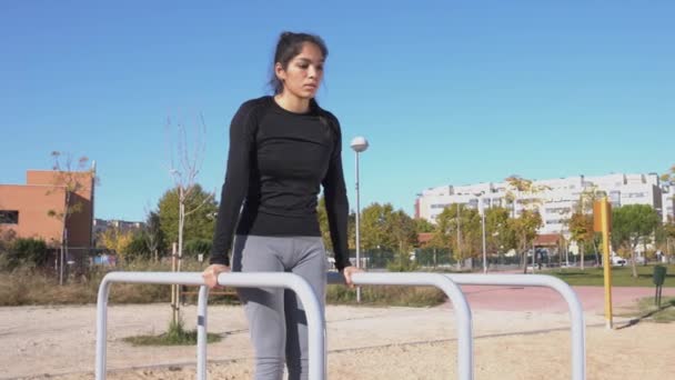 Eğitimde Paralel Çubuklar Üzerinde Triseps Egzersizi Yapan Kendine Güvenen Ince — Stok video