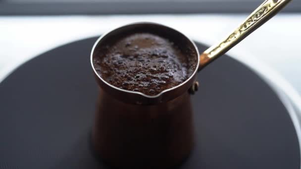 从上面的人从炉子上取下传统的土耳其铜锅 在家里厨房里煮香浓的咖啡 — 图库视频影像