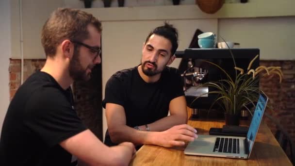 Baristas Masculinos Sentados Balcão Com Laptop Café Falando Sobre Questões — Vídeo de Stock