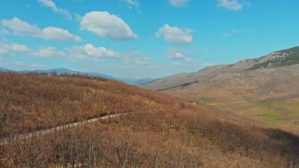 Drone View Asphalt Road Sunny Day Highland Terrain — 图库视频影像