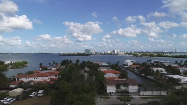 Drohnenblick Über Moderne Häuschen Wohngebiet Der Nähe Der Meeresküste Miami — Stockvideo