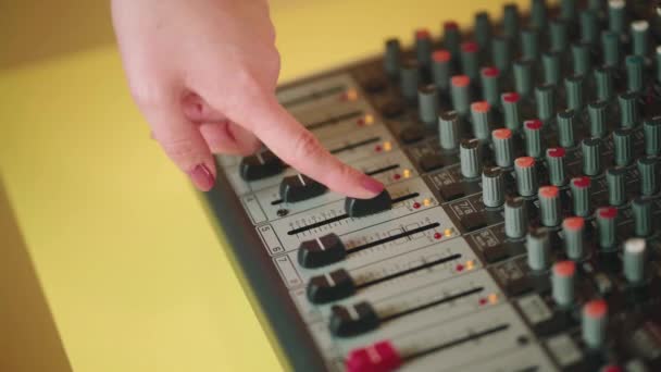Arriba Recorte Anónimo Ingeniero Audio Femenino Moviendo Mezclador Sonido Deslizante — Vídeo de stock