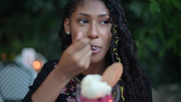 Szczęśliwa Młoda Atrakcyjna Afro Latina Kobieta Dredami Jedząca Lody Restauracji — Wideo stockowe