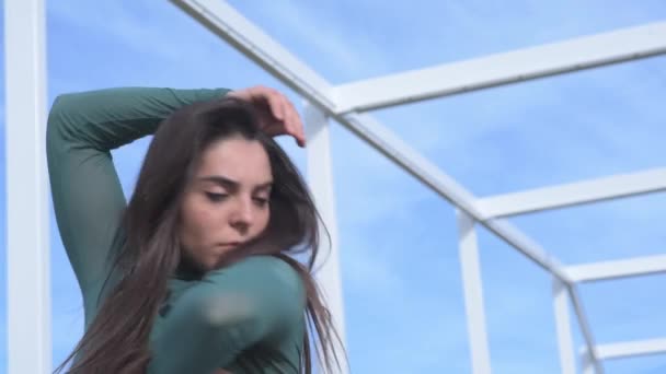Alacsony Szög Fiatal Független Női Balerina Táncol Ellen Elmosódott Geometriai — Stock videók
