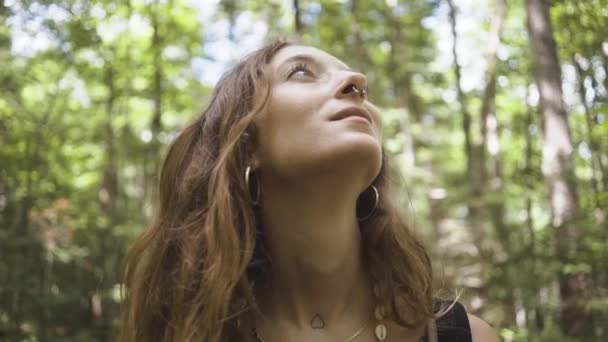 Bir Ormanın Ortasında Manzarayı Seyreden Bir Kadının Düşük Açılı Çekimi — Stok video