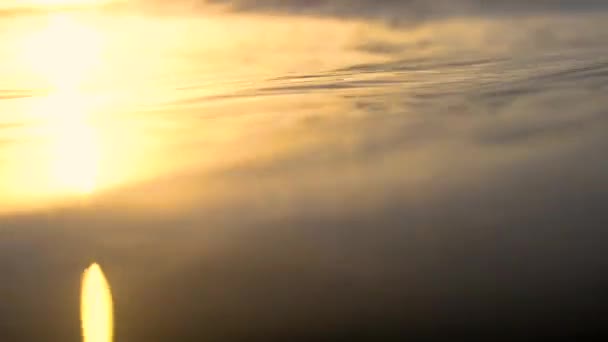 Спокойный Морской Пейзаж Бесконечного Океана Спокойной Бурлящей Водой Отражающей Солнечный — стоковое видео