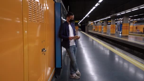 Joven Irreconocible Enmascarado Con Copybook Preparándose Para Examen Contra Llegada — Vídeo de stock