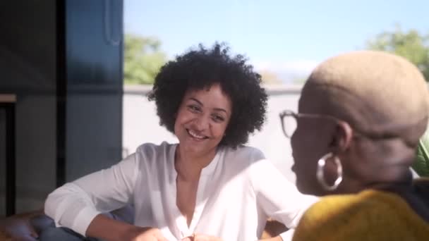 Pozytywny Szczęśliwy Afroamerykanka Najlepsze Przyjaciółki Siedzi Tarasie Rozmawia Śmiejąc Się — Wideo stockowe