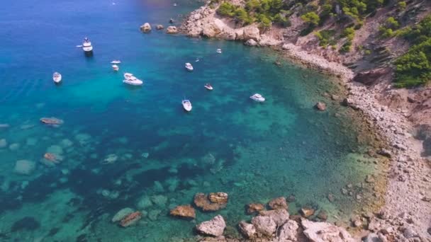 Cima Vista Drone Pitoresca Baía Mar Com Costa Rochosa Barcos — Vídeo de Stock