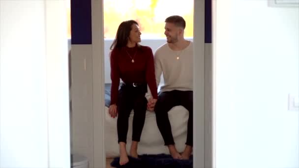 Durch Die Geöffnete Tür Sitzt Ein Zufriedenes Paar Häuslicher Kleidung — Stockvideo