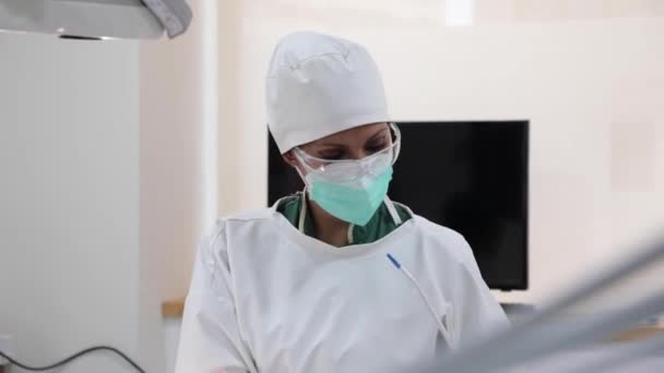 Dentistes Dans Des Masques Patient Opératoire Uniforme Couché Dans Une — Video