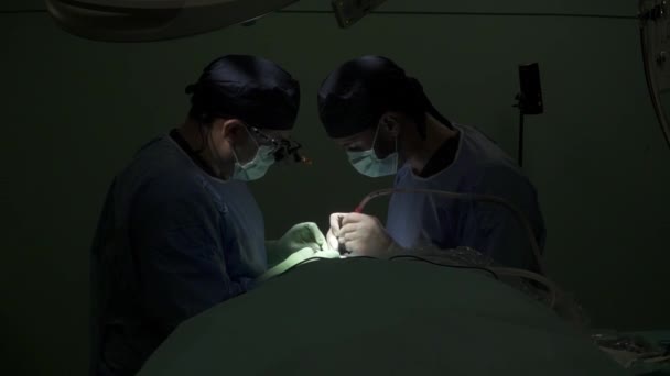 Побочный Обзор Анонимных Хирургов Латексных Перчатках Униформе Использованием Всасывающей Трубки — стоковое видео