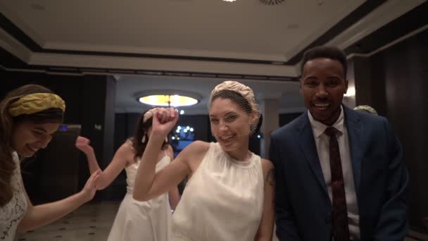 Alegre Pareja Multiétnica Recién Casados Invitados Bailando Amplio Salón Mientras — Vídeos de Stock