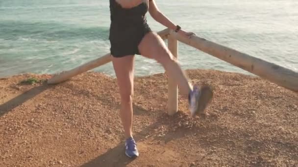 Widok Boku Zmotywowana Młoda Sportowiec Aktywnym Ubraniu Robi Huśtawka Nogi — Wideo stockowe