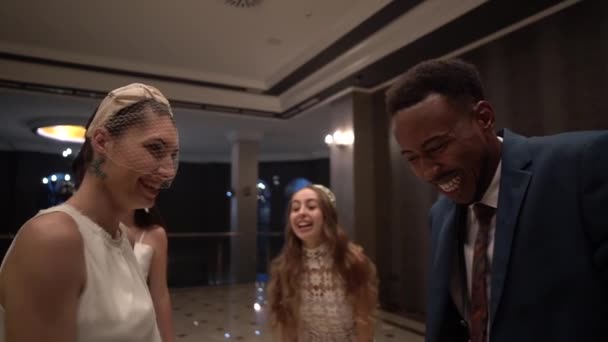 Vesel Cuplu Multietnic Proaspeți Căsătoriți Oaspeți Care Dansează Sala Spațioasă — Videoclip de stoc