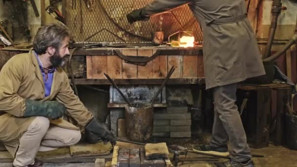 Group Professional Male Artisans Working Weathered Workshop Pouring Molten Metal — Vídeo de stock