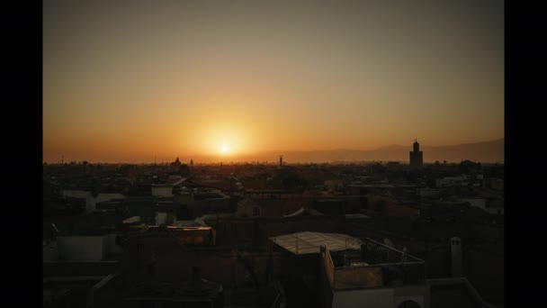 Menara Arab Tengah Kota Saat Matahari Terbenam — Stok Video