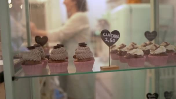 Delicious Cupcake White Cream Glass Display Confectionery Shop — Vídeos de Stock