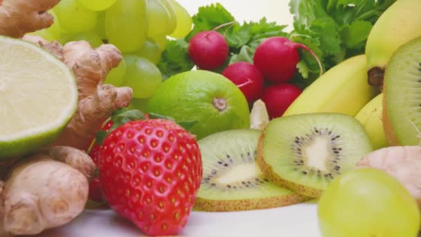 Nahaufnahme Zoom Aus Verschiedenen Bunten Frischen Früchten Und Beeren Mit — Stockvideo