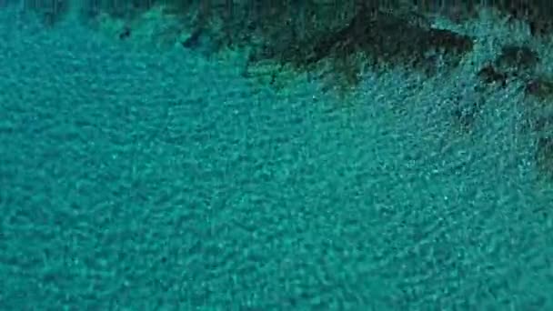 Вид Згори Кришталеву Бірюзову Воду Промиває Скелясте Узбережжя Острова Мальорка — стокове відео