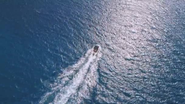 Vue Dessus Drone Bateau Moteur Blanc Flottant Sur Eau Mer — Video