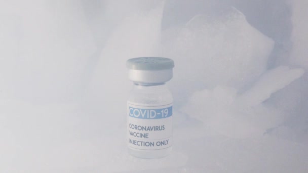 Κλείσιμο Γυάλινου Φιαλιδίου Εμβόλιο Από Covid Τοποθετημένο Πάγο Στην Κατάψυξη — Αρχείο Βίντεο