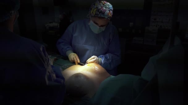 Crop Chirurgo Cucitura Incisione Dopo Mammoplastica — Video Stock