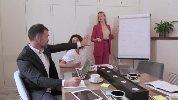 Colaboradores Alegres Reúnem Sala Reuniões Compartilham Ideias Sobre Estratégia Marketing — Vídeo de Stock