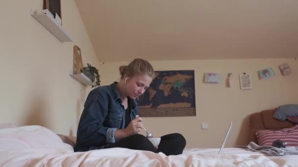 Pensive Barefoot Vrouw Echte Draadloze Oortelefoons Casual Kleding Met Kom — Stockvideo