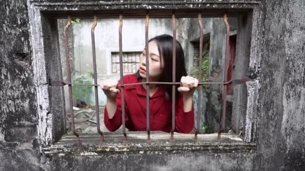 Молода Азіатка Стоїть Всередині Покинутого Старого Кам Яного Будинку Дивиться — стокове відео
