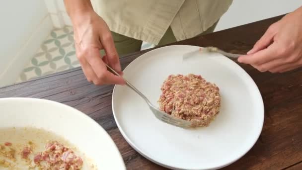 Oigenkännlig Kvinnlig Kock Som Formar Biff Tartare Med Två Gafflar — Stockvideo