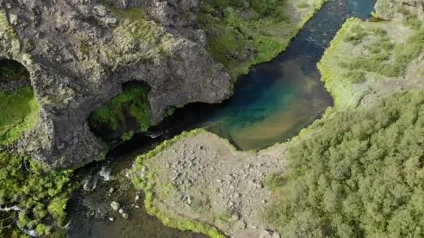 Från Ovan Pittoreska Landskap Flod Som Rinner Bland Bergsterräng Island — Stockvideo