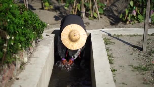 Středověký Asiat Orientálním Kuželovitém Klobouku Myje Ruce Boty Vodě Potoka — Stock video