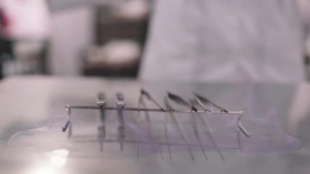 Onherkenbare Wetenschapper Beschermend Uniform Steriliserend Metalen Gereedschap Met Vuur Tafel — Stockvideo